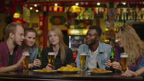 Gruppe-Junger-Freunde,-Die-In-Einer-Bar-Trinken-Und-Lachen